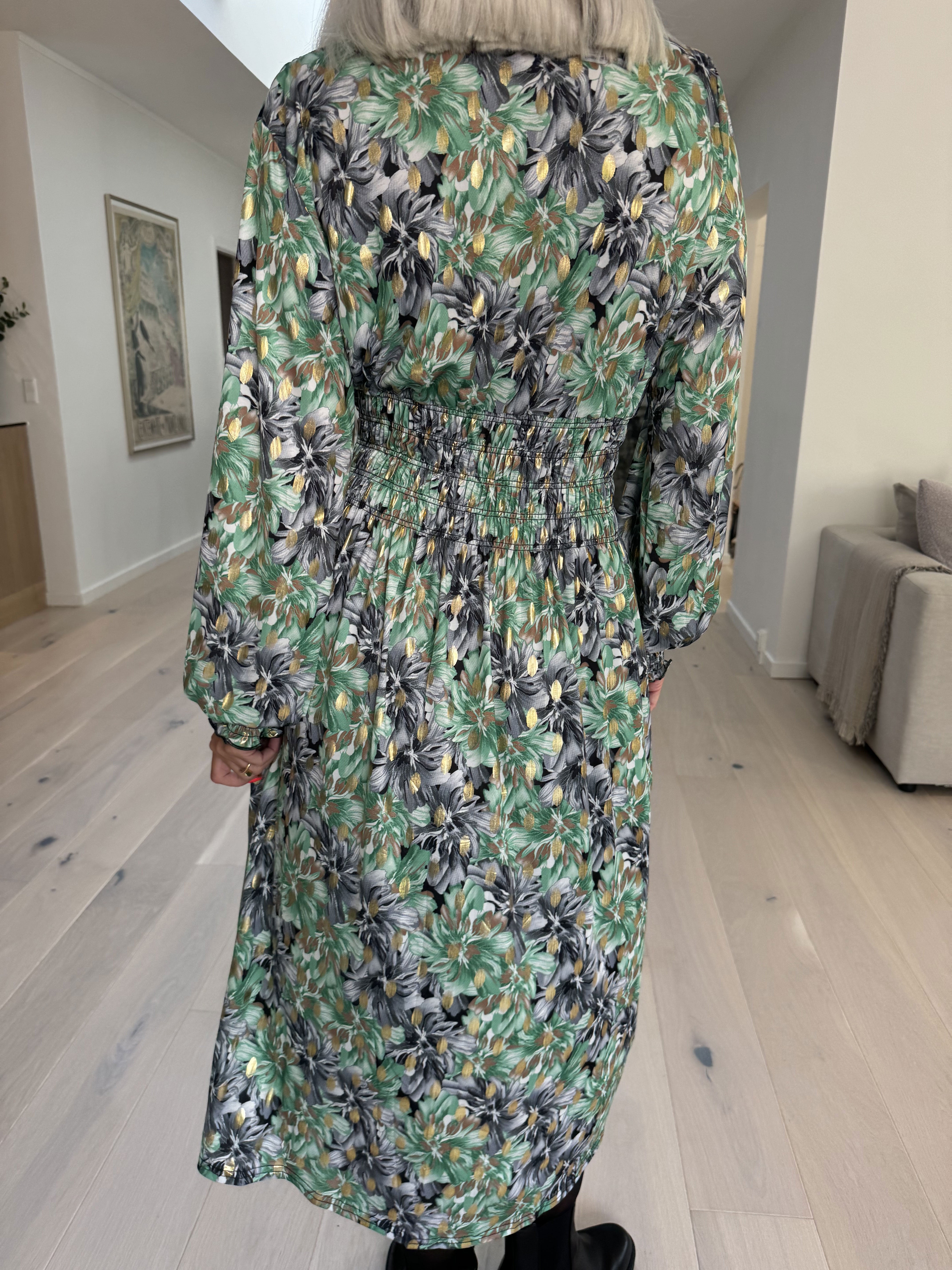 Pams Floral Midi L/S - Klänning med resår i skrynkelfritt tyg
